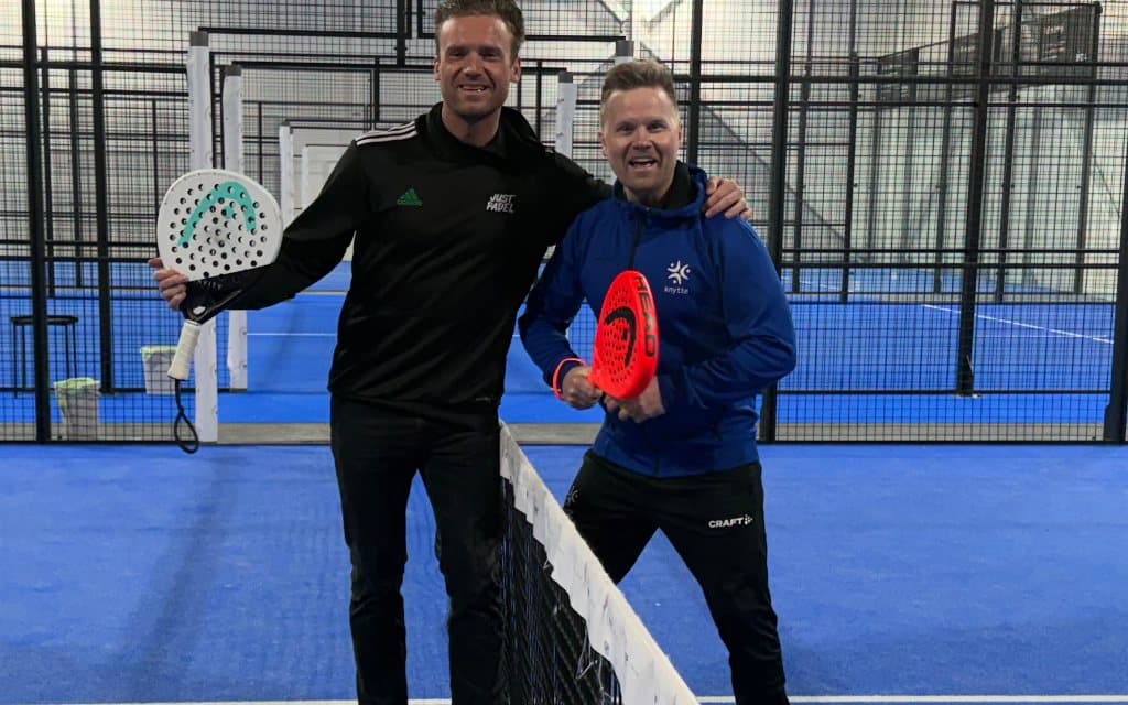 Runar og Emil med racketene ved nettet på padelbanen