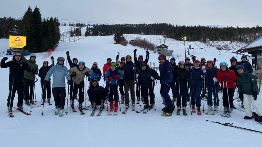Stor gjeng på alpinski jubler i bakken under frokostkjøring i Vassfjellet
