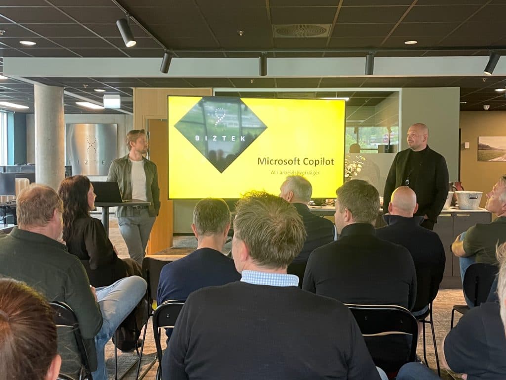 Fullsatt sal under et foredrag om Microsoft Copilot