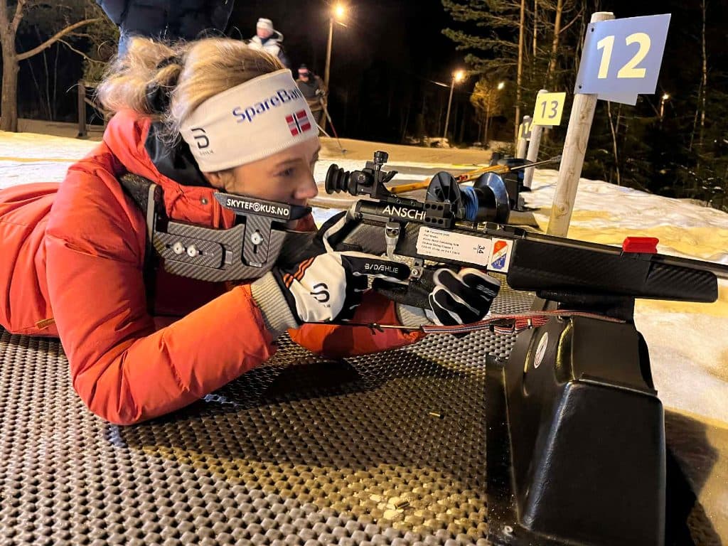 Deltaker på skyteskiva under skiskyting i lysløypa