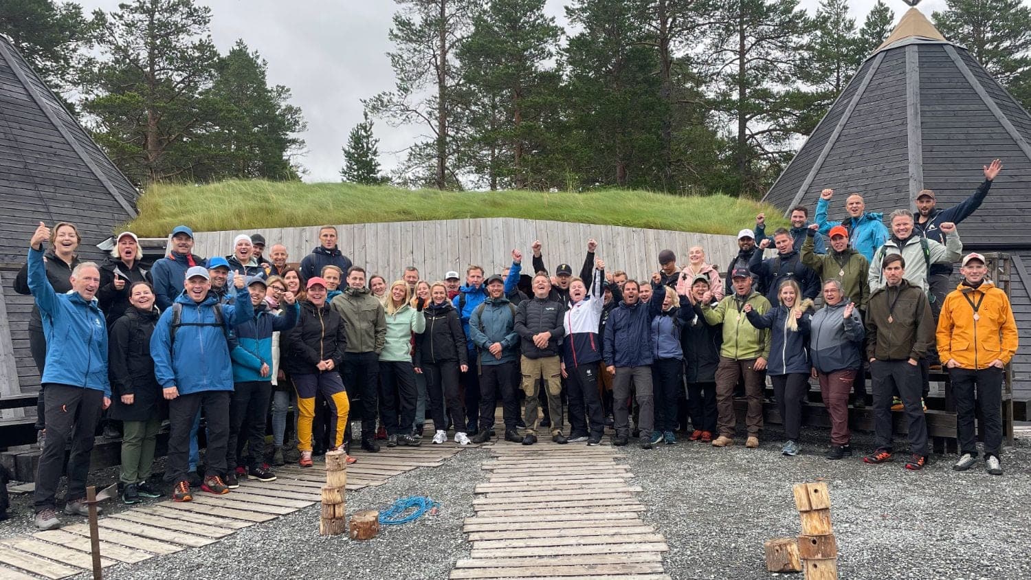 Stor gruppe knyttemedlemmer jubler foran gammene på en kickoff