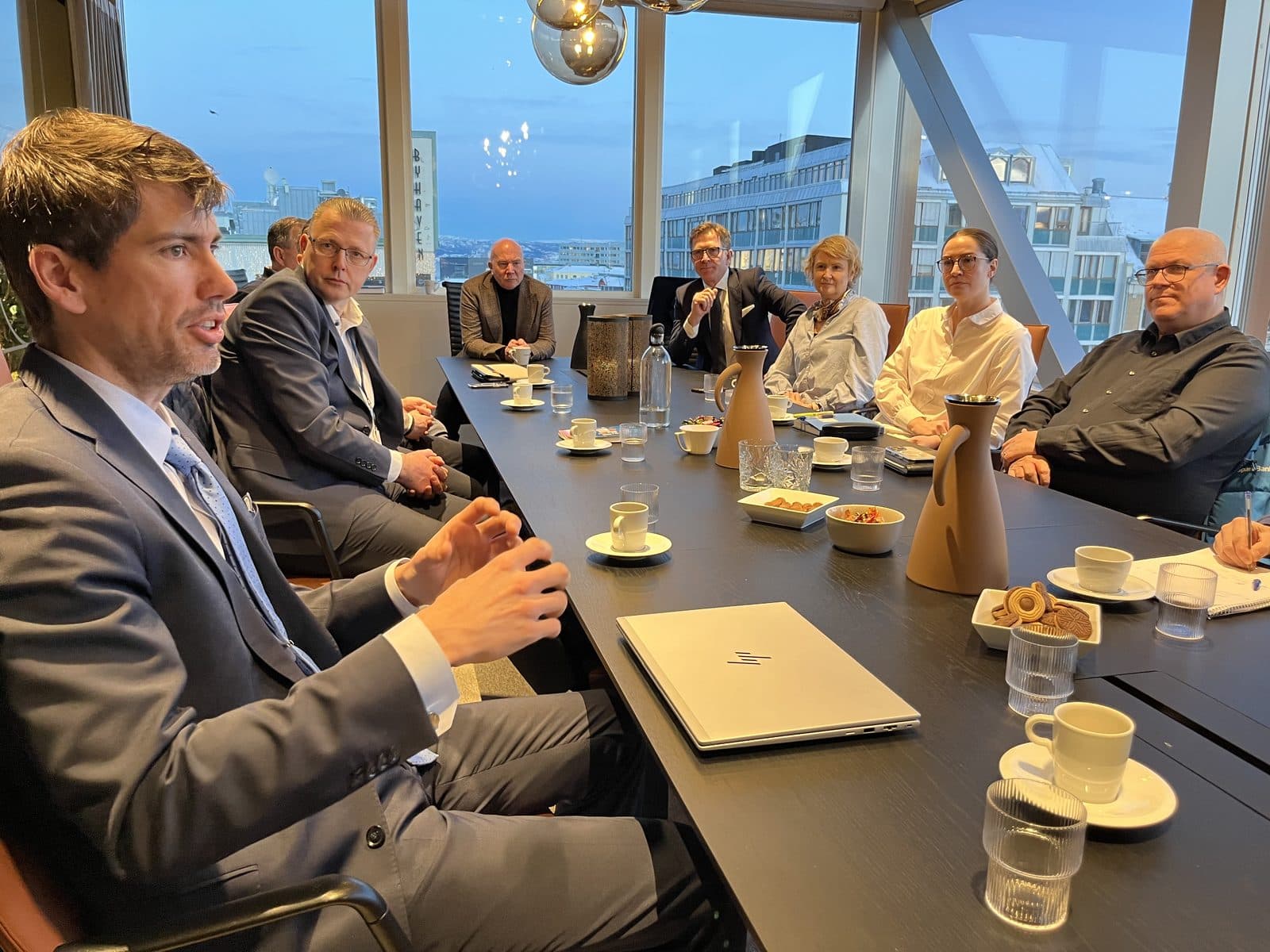 Deltakere i et powerteam i samtale rundt bordet